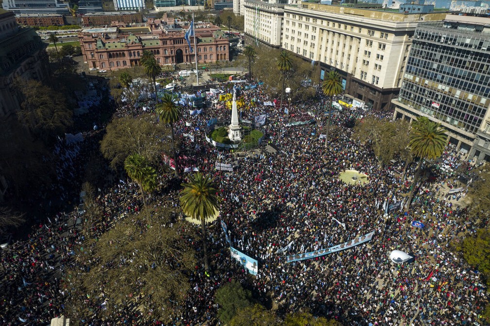 Imagem do alto da Praça de Maio, em Buenos Aires, em 2 de setembro de 2022 — Foto: Rodrigo Abd/AP