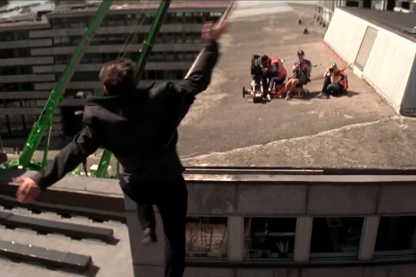 O ator Tom Cruise na gravação de cena do sexto Missão: Impossível que resultou em seu pé quebrado (Foto: YouTube)
