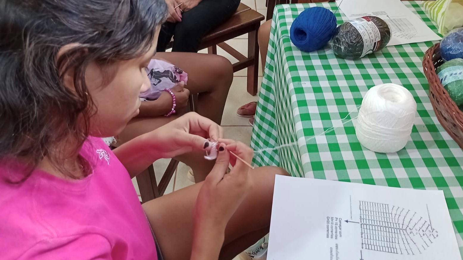Adolescentes participam de oficina de confecção de biquínis de crochê, em Santarém