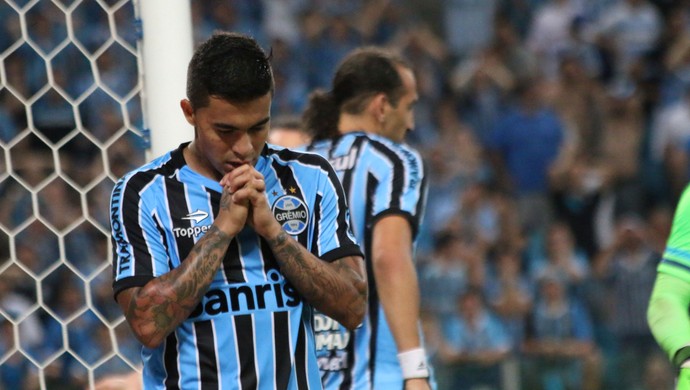 Gremistas comemoram 1º tempo magnífico, mas lamentam virada