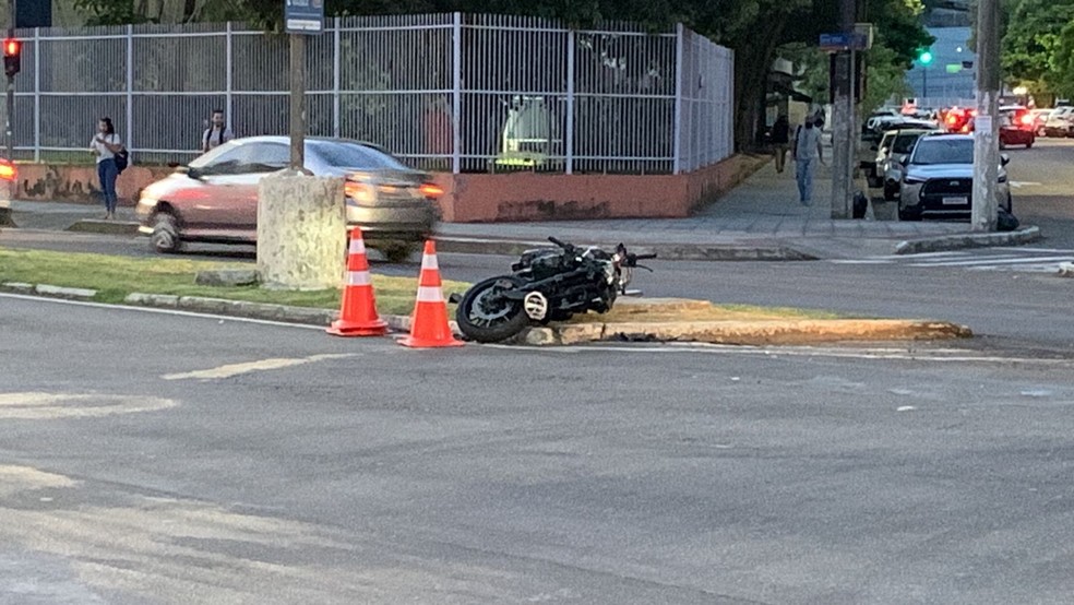 Delegado da PF se envolve em acidente em Vitória — Foto: Reprodução/TV Gazeta