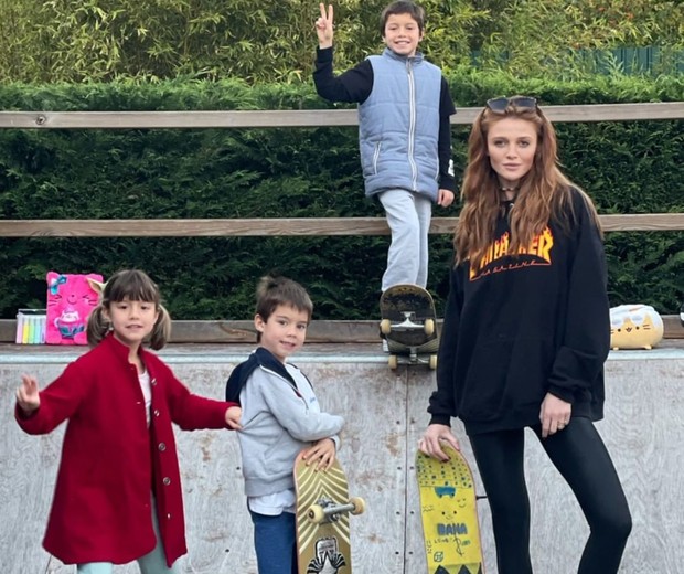 Cintia Dicker se diverte com Dom, Bem e Liz, filhos de Pedro Scooby e Luana Piovani (Foto: Reprodução/Instagram)