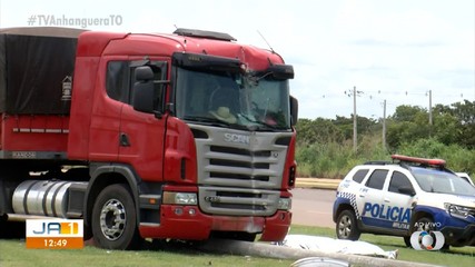 Motorista de caminhão morre após colidir com poste no perímetro urbano de Palmas