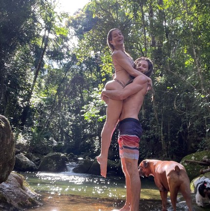Leticia Spiller e Pablo Vares juntos em cachoeira — Foto: Instagram/Reprodução