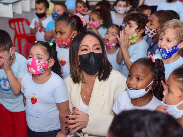 Sabrina Sato participa de ação social com crianças (Foto: Leo Franco/ Agnews)