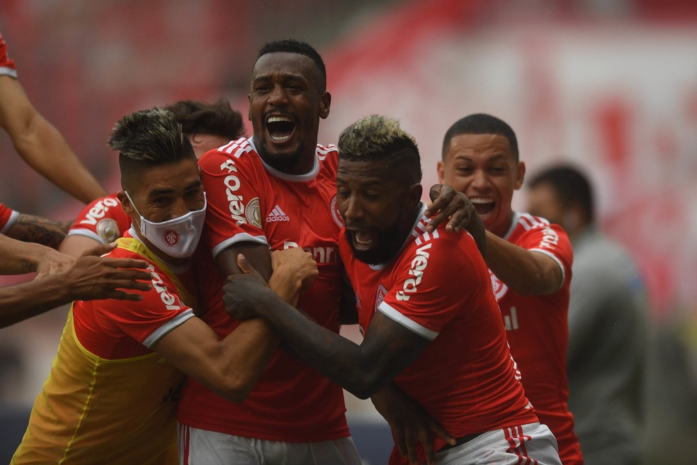 Edenilson é abraçado por companheiros ao marcar gol da vitória no Gre-Nal — Foto: Ricardo Duarte/Divulgação, Inter