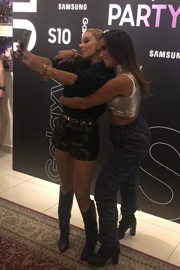Anitta se apresenta em evento da Samsung (Foto: Vogue)