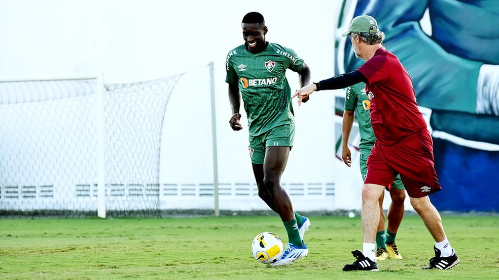 Luiz Henrique sorridente no treino: jovem está "mais leve" com Diniz — Foto: Mailson Santana / Fluminense FC