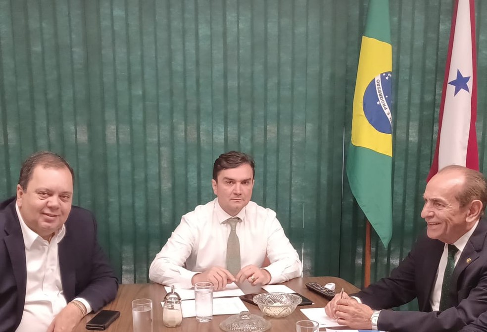 Presidente da CMO, Celso Sabino, durante reunião com os relatores da PEC da Transição, Elmar Nascimento, e do Orçamento, Marcelo Castro — Foto: Divulgação