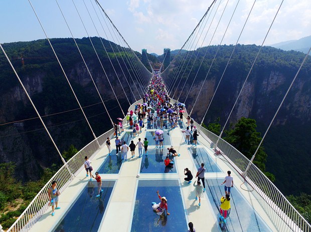 Ponte de vidro mais comprida do mundo é reaberta na China (Foto: Getty Images)