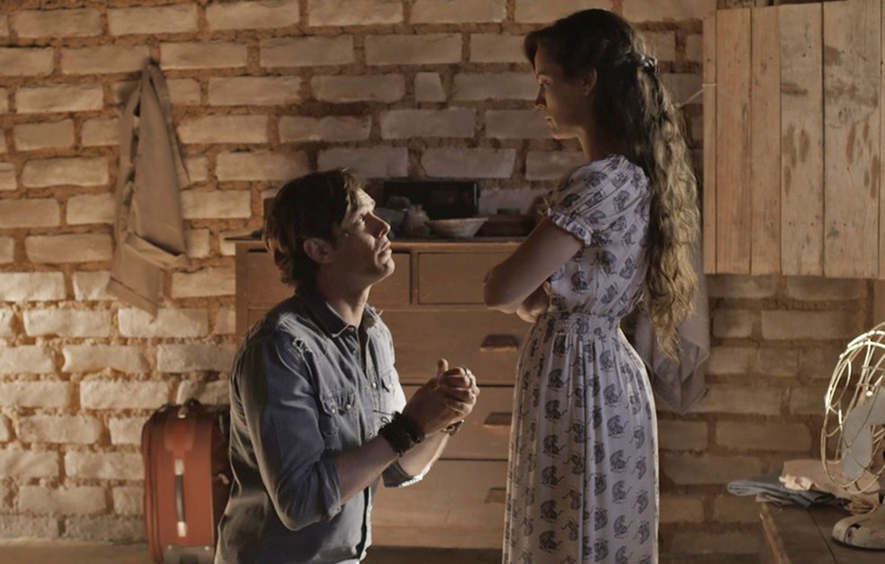 Gael se ajoelha e pede perdão a Clara (Foto: TV Globo)