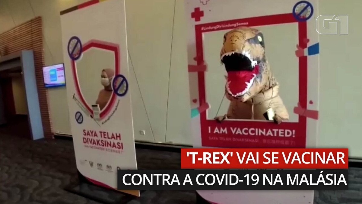 Homem vai fantasiado de tiranossauro para tomar a vacina na Malásia