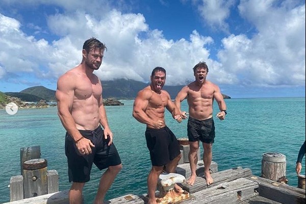 O ator Chris Hemsworth sem camisa durante viagem a ilha australiana (Foto: Instagram)