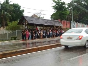 Candidatos aguardam ônibus após primeiro dia de Enem em Rio Branco (Foto: Aline Nascimento/G1)