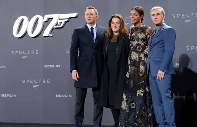 Barbara Broccoli com o elenco de Spectre, filme mais recente da franquia 007 (Foto: Getty Images)