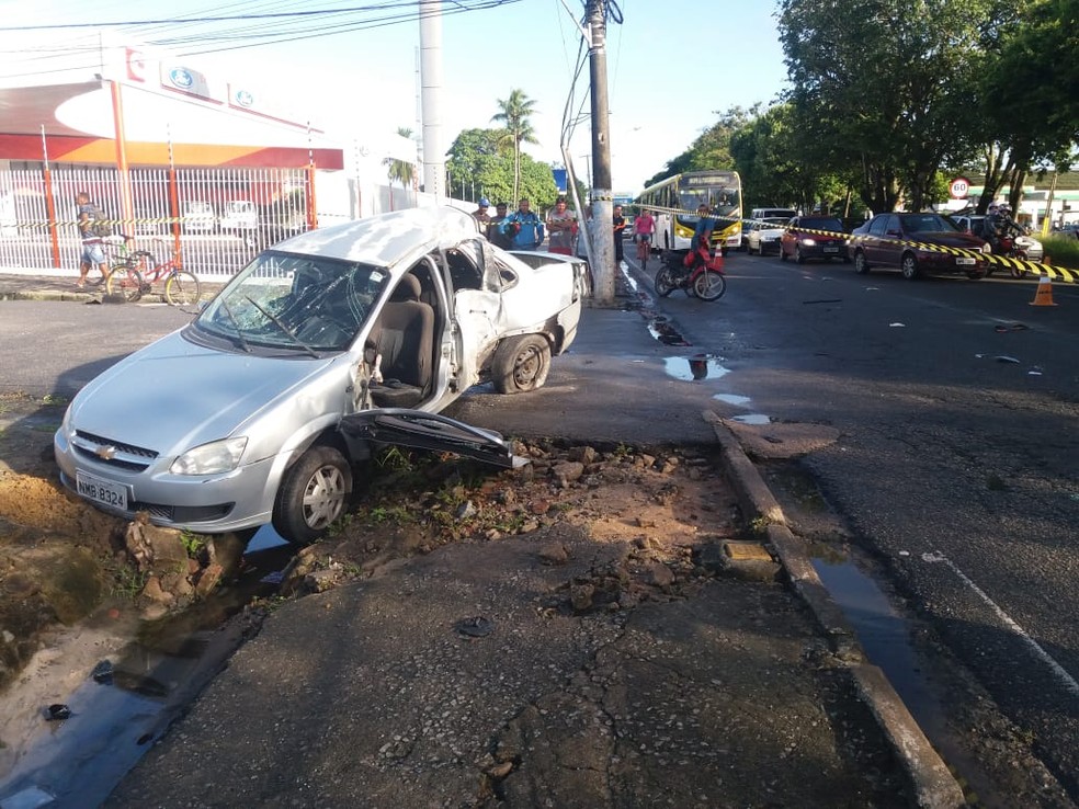 Acidente deixa um morto e dois feridos na Av. Durval de Goes Monteiro, no Tabuleiro dos Martins (Foto: Heliana Gonçalves/TV Gazeta)