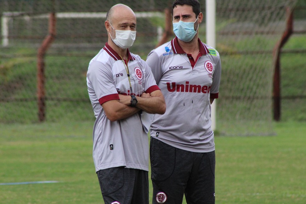 Léo Samaja ao lado do auxiliar técnico Fábio Bueno — Foto: Ricardo Maquimba