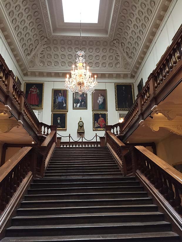 The main staircase at Althorp House, Princess Diana's family home (Foto: @SUZYMENKESVOGUE)