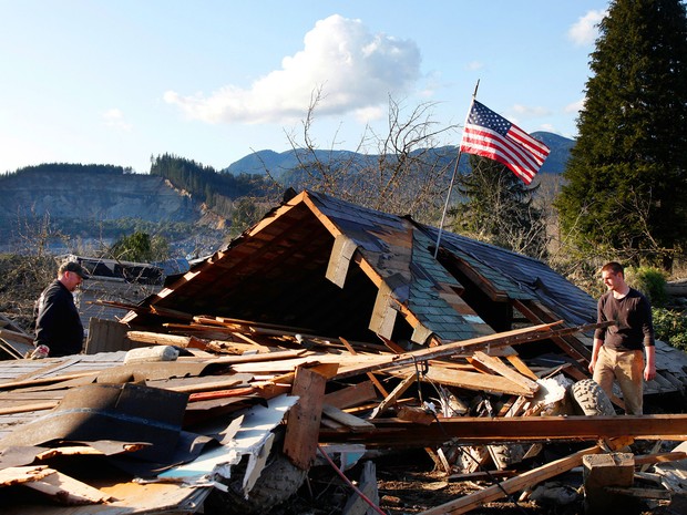 Deslizamento de terra deixa 3 mansões perto de precipício nos EUA