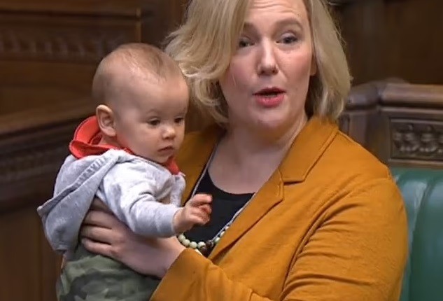 Stella Creasy levantou a polêmica ao levar seu bebê à Câmara dos Comuns, na Inglaterra (Foto: Reprodução/ Daily Mail)