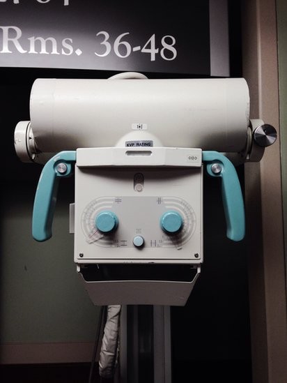 Parte de um equipamento médico que parece um rosto com um sorriso sinistro (Foto: Getty Images via BBC)