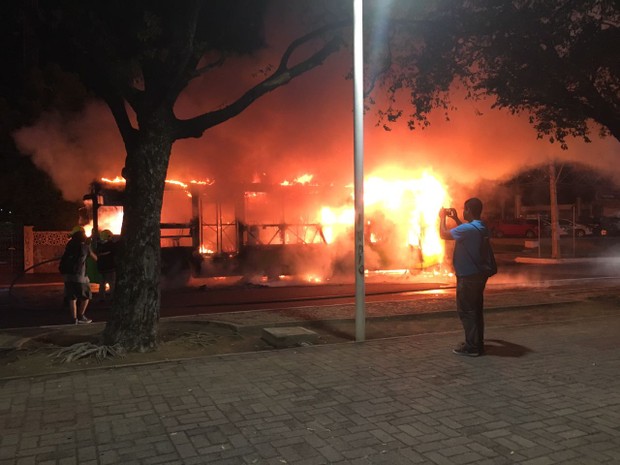 Ônibus pegando fogo na Avenida Frei Serafim, em Teresina (Foto: Anielle Brandão/TV Clube)
