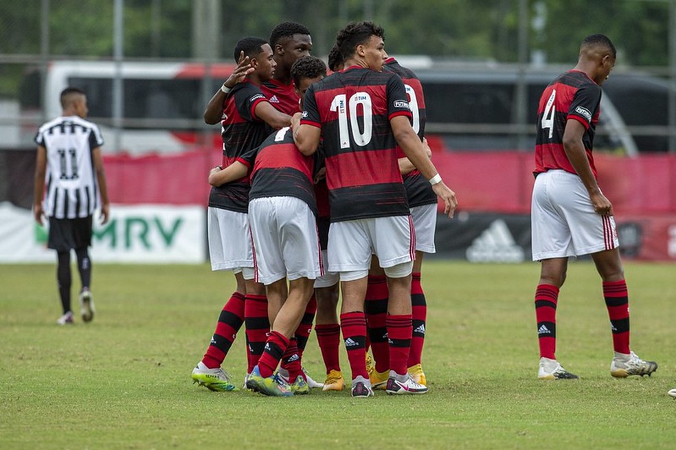 Jovens do sub-17 fizeram 3 a 0 no Santos, na Gávea — Foto: Marcelo Cortes / CRF
