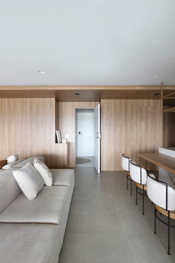 Apartamento de 120 m² exibe painéis de madeira amplos e boiseries (Foto: Mariana Orsi)