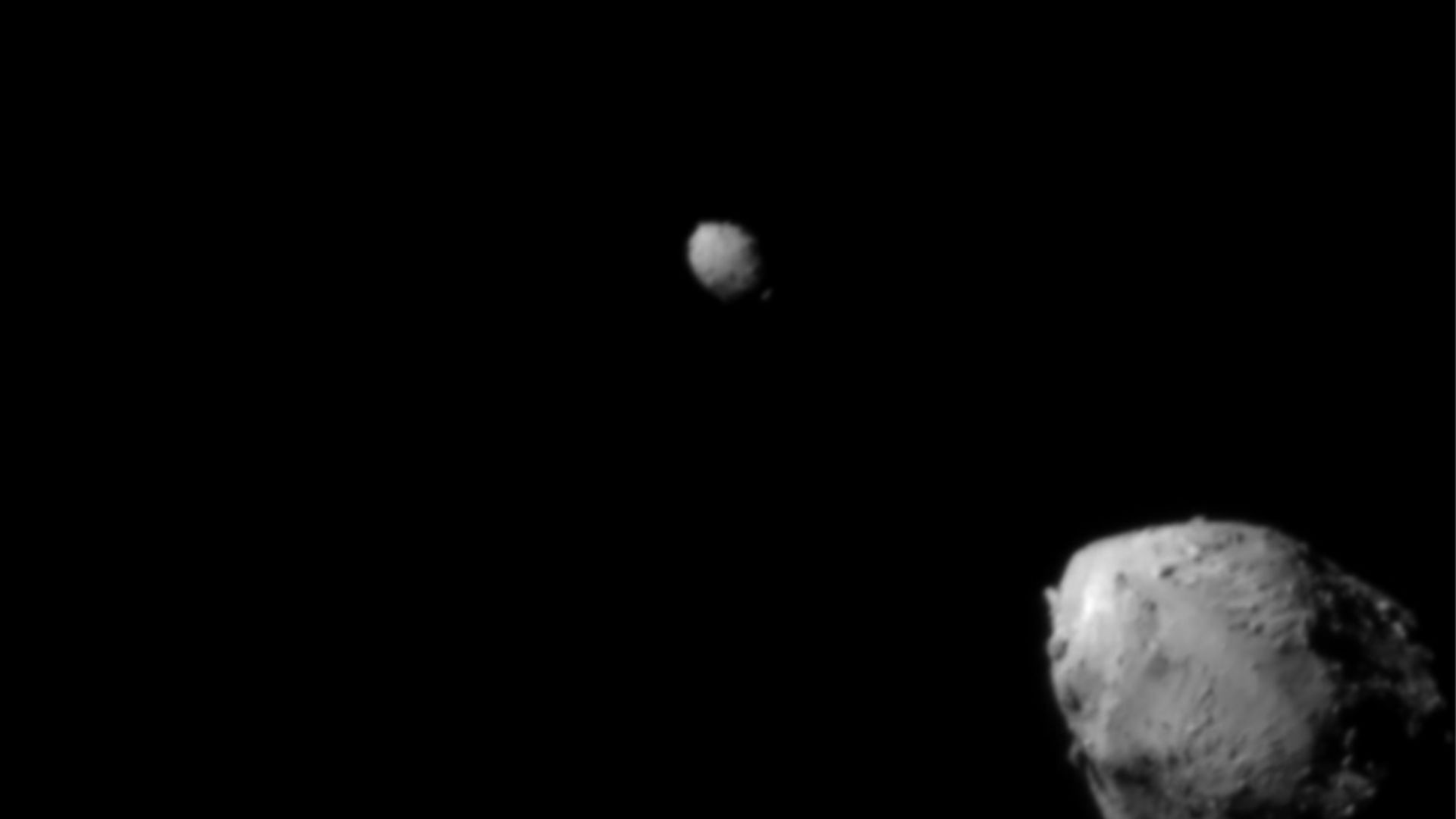 Asteroide Didymos (canto superior esquerdo) e sua lua, Dimorphos, cerca de 2,5 minutos antes do impacto da espaçonave Dart da Nasa (Foto: NASA/Johns Hopkins APL)