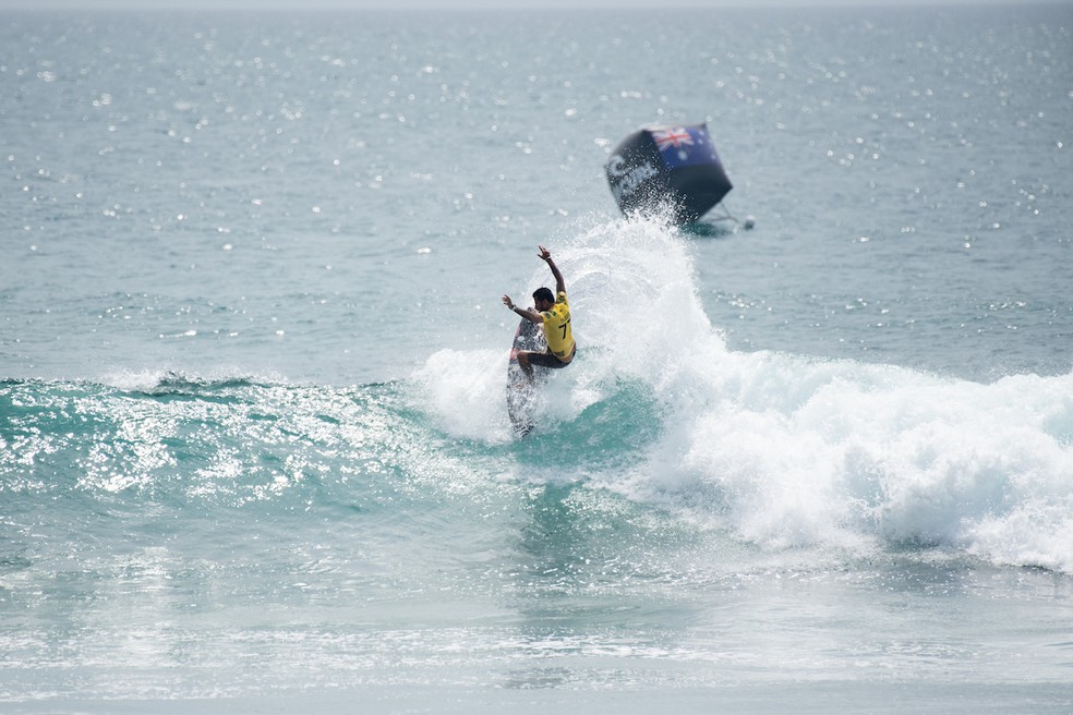 Toledo dá uma rasgada na água  — Foto: Pat Nolan/World Surf League