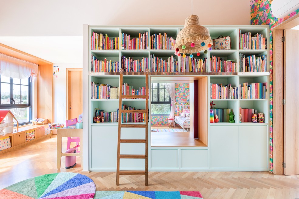 A biblioteca das meninas guarda uma passagem secreta para o outro lado do quarto &mdash; Foto: Mariana Lima / Divulga&ccedil;&atilde;o