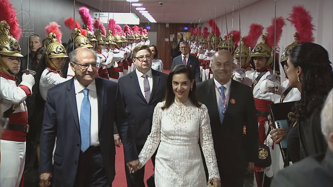 O vice-presidente eleito Geraldo Alckmin chega ao TSE acompanhado da esposa, Lu Alckmin