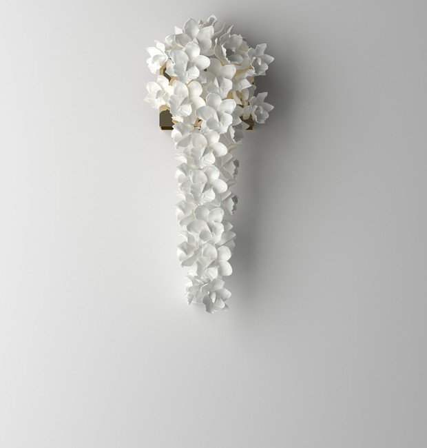 A arandela Cymbidium é inspirada na orquídea de mesmo nome. Tem flores de porcelana, feita à mão por Jeremy Cole. As flores são iluminadas por meio de luzes ascendentes e descendentes com lâmpadas internas  (Foto: Divulgação)