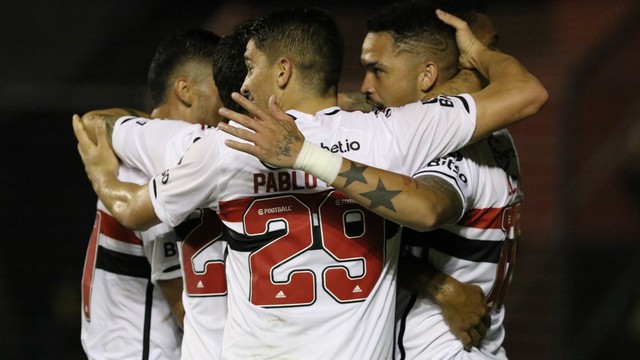 Jogadores do São Paulo comemoram gol contra o Sport