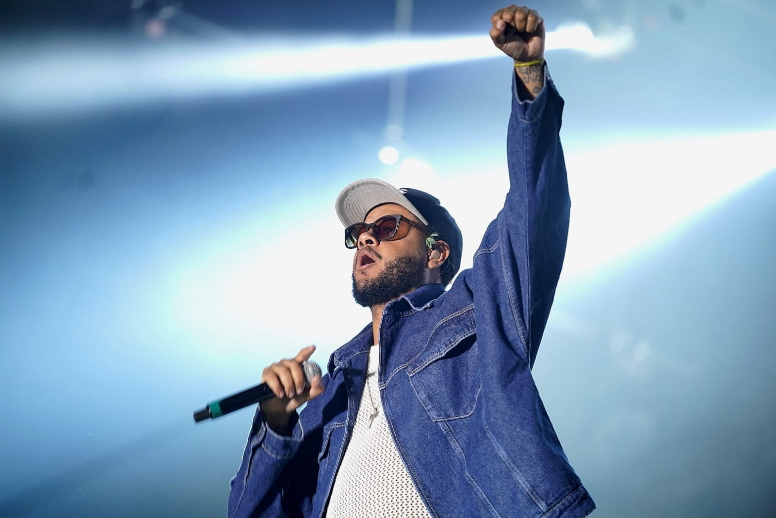 Emicida prioriza rap engajado e alfineta organização do Rock in Rio ao falar de política em show