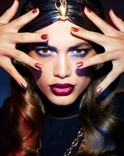 Valentina Sampaio, capa da Vogue de dezembro, estrela a campanha de beleza de fim de ano da Marc Jacobs   
