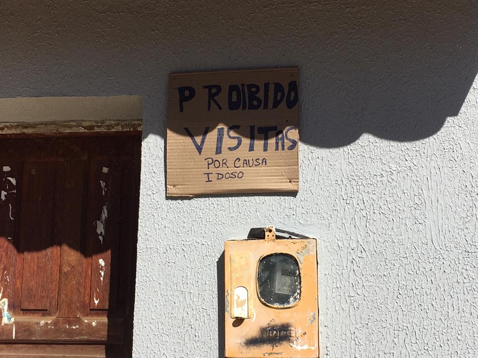Placa colocada na residência de Juscelino Afonso — Foto: Lucas Parente
