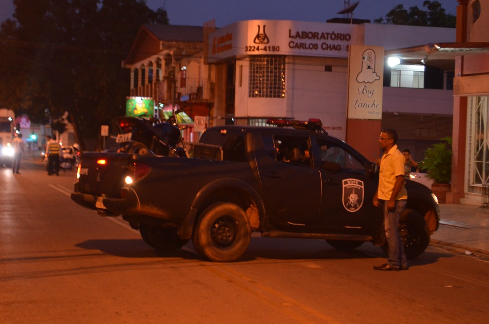 Tentativa de assalto acabou com duas pessoas morta em Rio Branco (Foto: Caio Fulgêncio/G1)