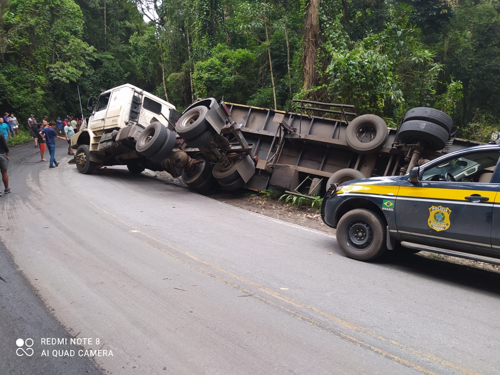 Carreta carregada com barris e vasilhames de cerveja tomba na BR-354, em Itamonte