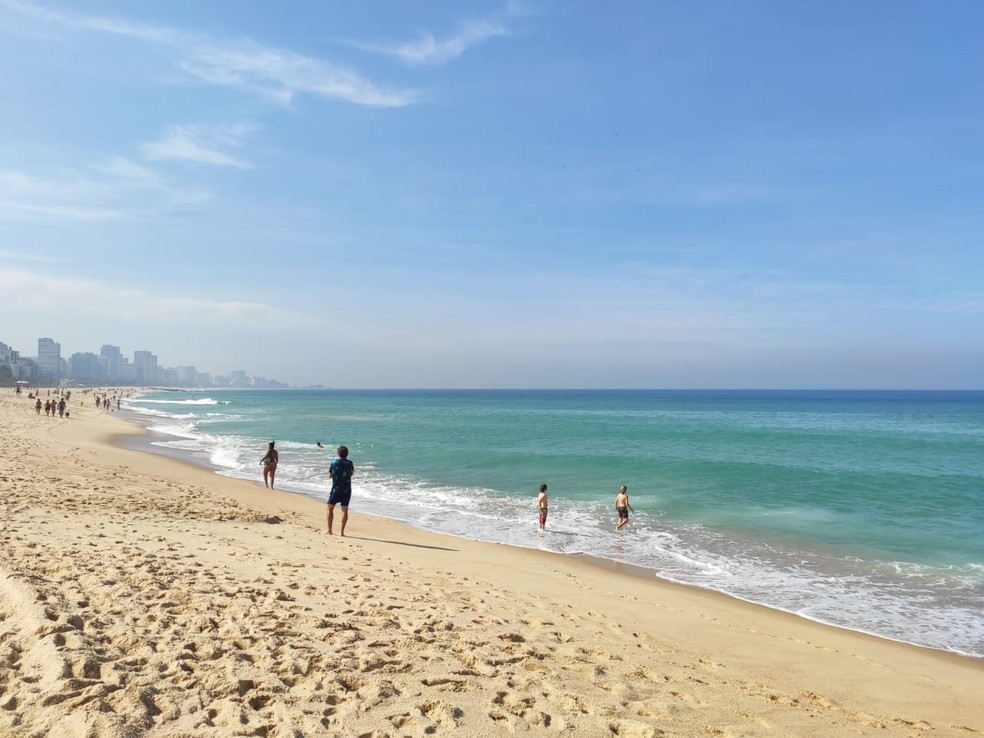 Leblon tem mar caribenho neste feriado de Corpus Christi (11) — Foto: G1 Rio