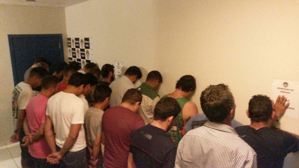 Parte dos presos durante opera&ccedil;&atilde;o (Foto: Pol&iacute;cia Civil/Divulga&ccedil;&atilde;o)