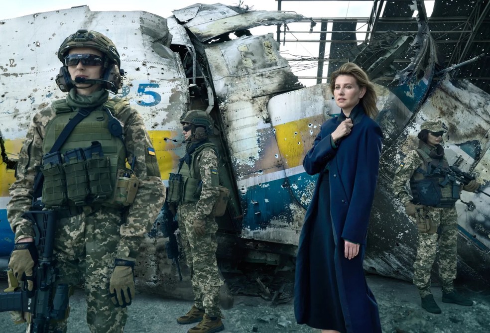 Zelenska no Aeroporto Antonov, em Hostomel, com um grupo de soldados ucranianos — Foto: REPRODUÇÃO/VOGUE/ANNIE LEIBOVITZ