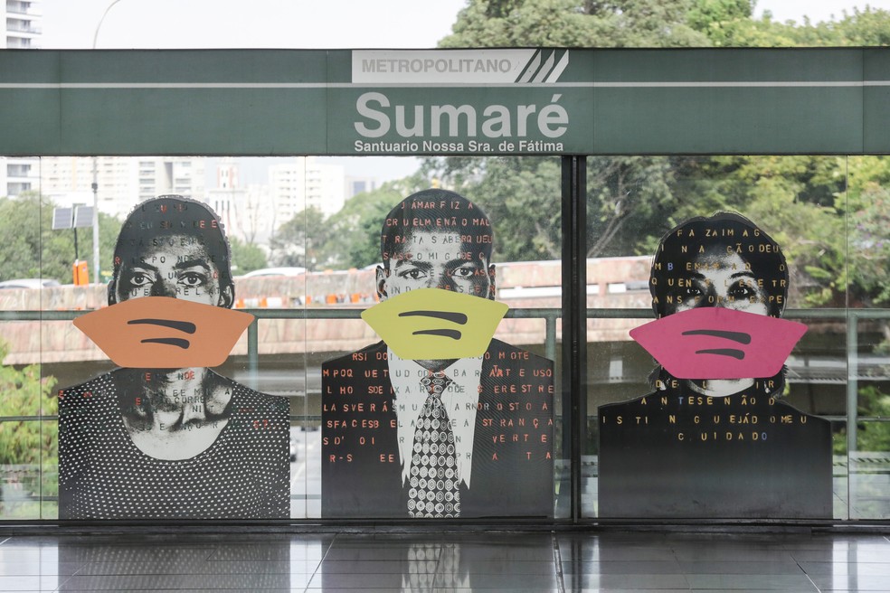 6 de maio - O artista Alex Flemming coloca máscaras em retratos na estação Sumaré do metrô, Zona Oeste de São Paulo, nesta manhã de quarta-feira (6) — Foto: Fábio Vieira/FotoRua/Estadão Conteúdo