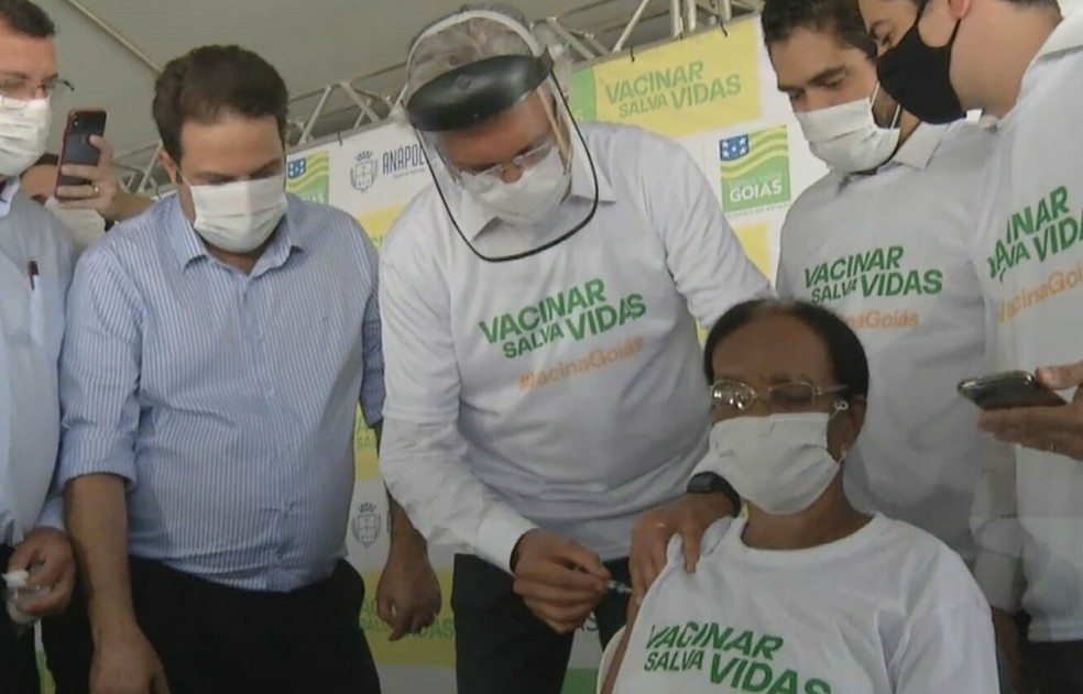 Governador Ronaldo Caiado aplica dose da vacina contra a Covid-19 na primeira goiana imunizada em Goiás — Foto: Reprodução/TV Anhanguera