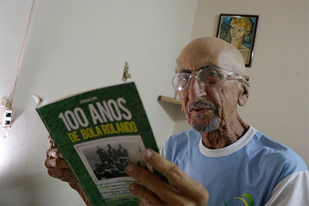 Everaldo Lopes tem trÃªs livros publicados â€” Foto: Alex RÃ©gis/Tribuna do Norte