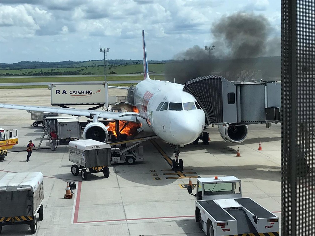 Equipamento de transporte de bagagens pega fogo em Aeroporto de Confins.  â€” Foto: ReproduÃ§Ã£o/Redes sociais