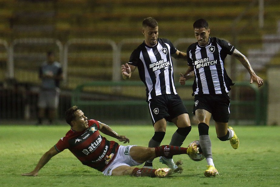 Lucas Fernandez e Hugo na derrota do Botafogo para a Portuguesa, que custou a eliminação no Carioca