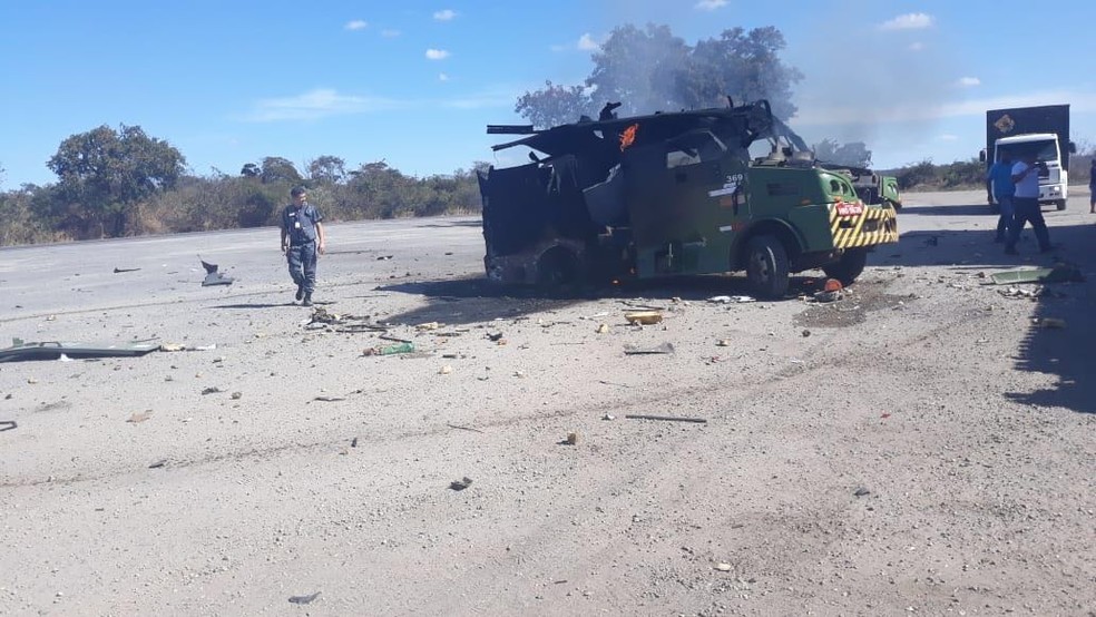 Carro-forte foi explodido e chamas causaram estragos no veÃ­culo na BR-251 (Foto: PolÃ­cia Militar/DivulgaÃ§Ã£o )