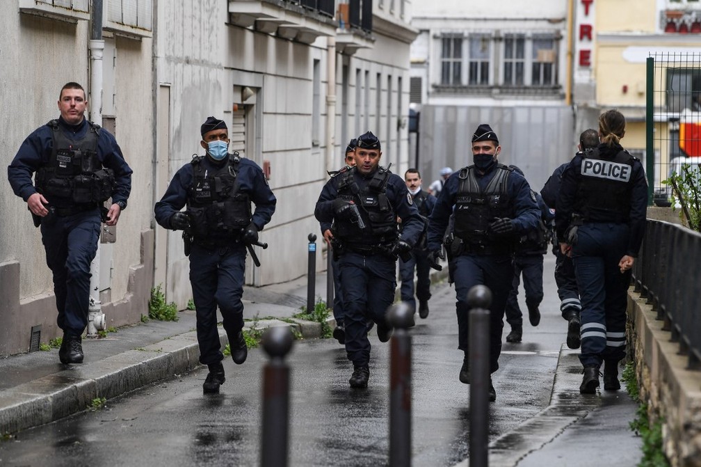 Policiais franceses perto do local onde pessoas foram atacas com uma faca em Paris, em 25 de setembro de 2020 — Foto: Alain Jocard / AFP