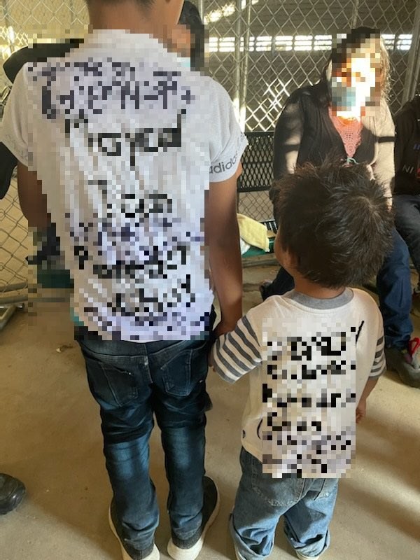 Irmãos são abandonados na fronteira dos EUA com bilhete escrito em suas roupas (Foto: reprodução/Twitter/ Acting Chief Patrol Agent Joel Martinez)